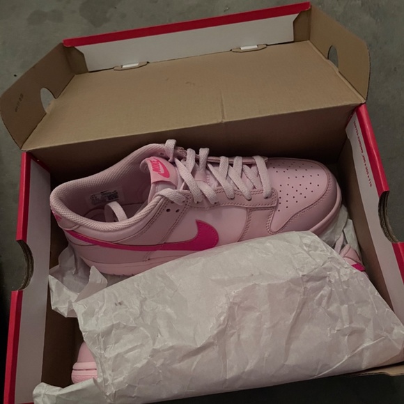Athletic_Shoes